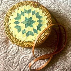 Rattan StrawWoven Round Shaped CrossbodyPurse mother of pearl/shell front EUC